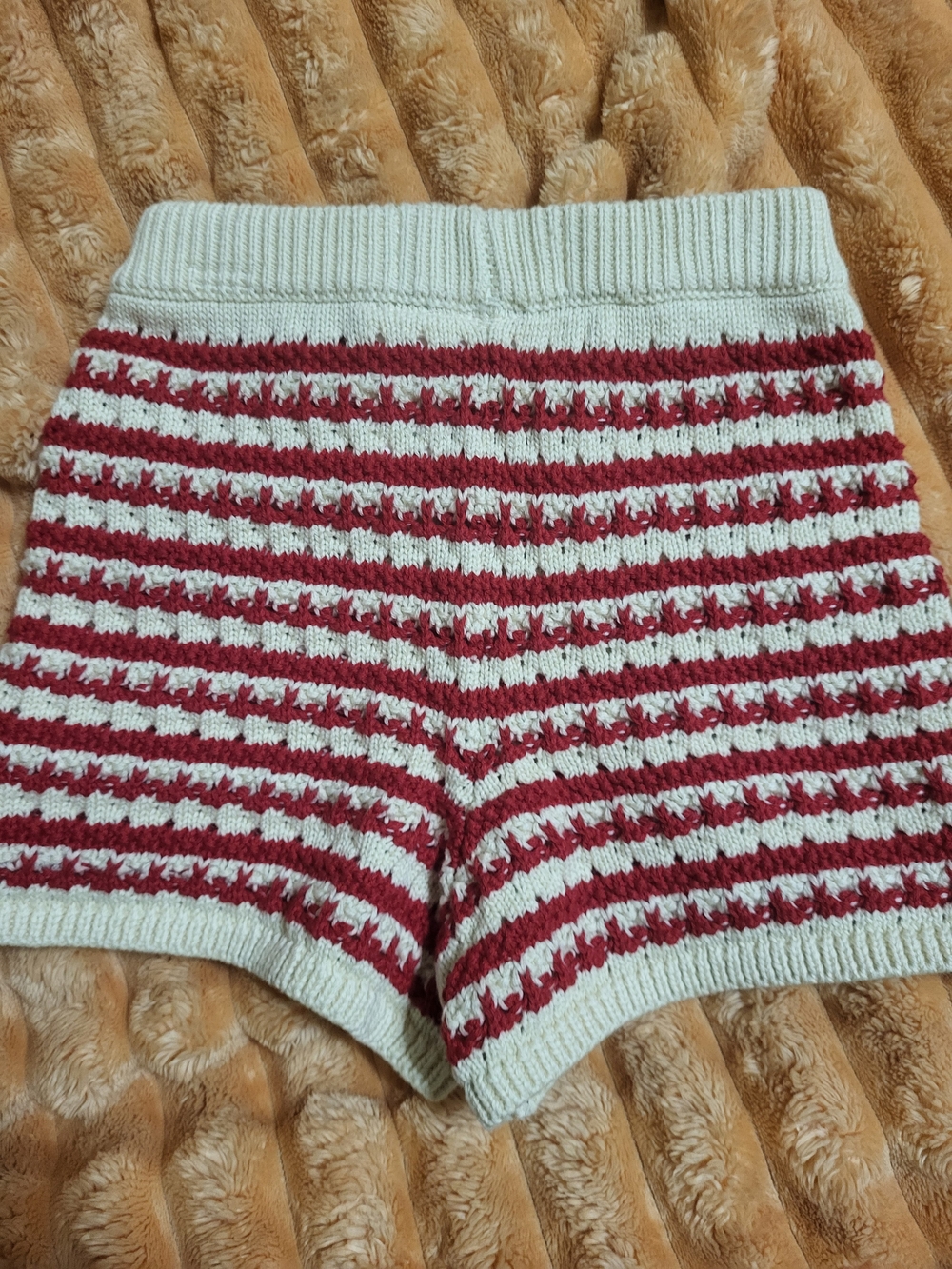 Zara Cream & Red Striped Knit Shorts - Picture 4 of 5